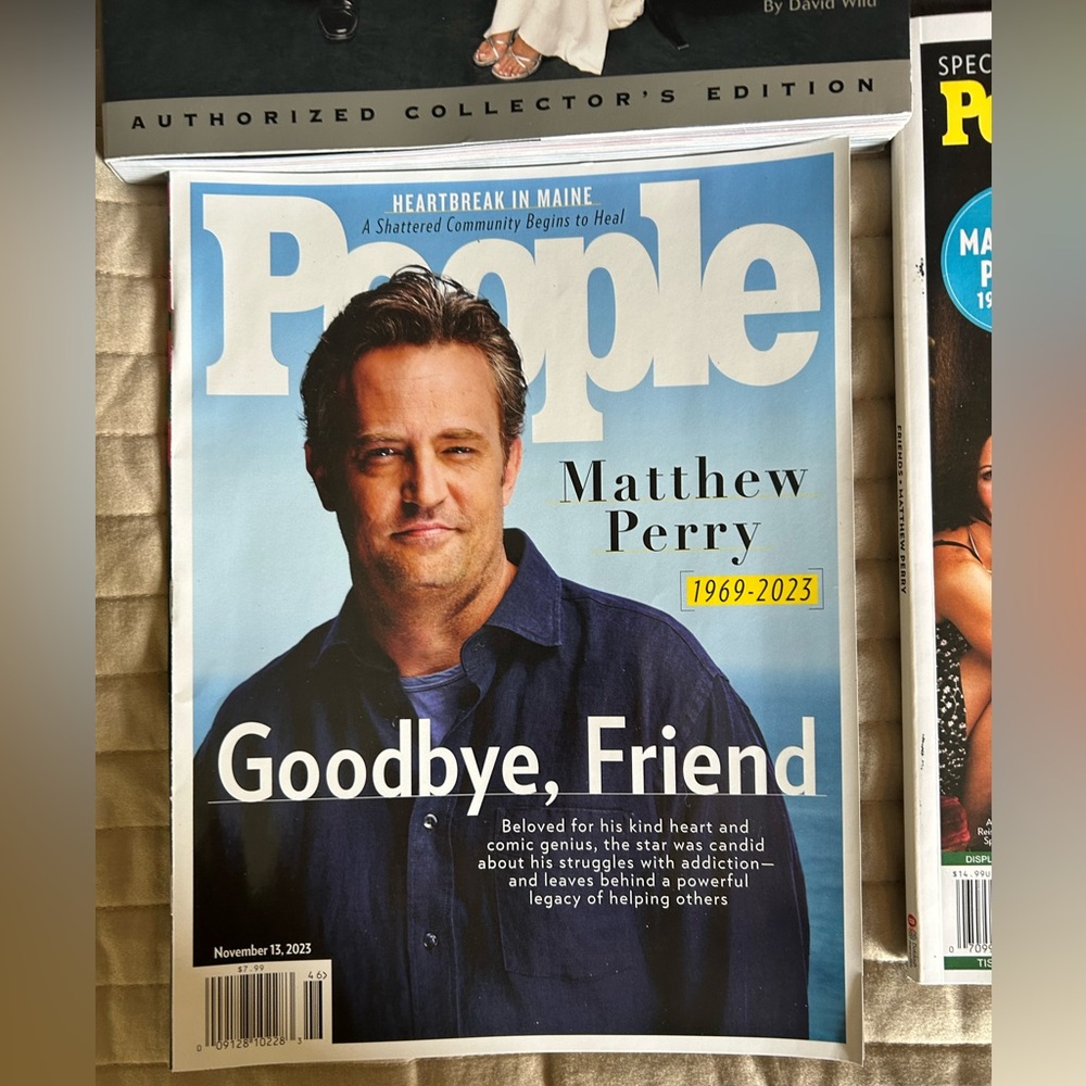 Friends TV Show Memorabilia Set - Picture 4 of 8